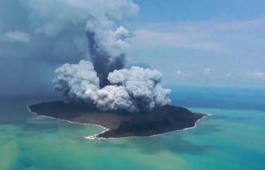 El gobierno de Tonga declara el estado de emergencia tras la erupción del volcán