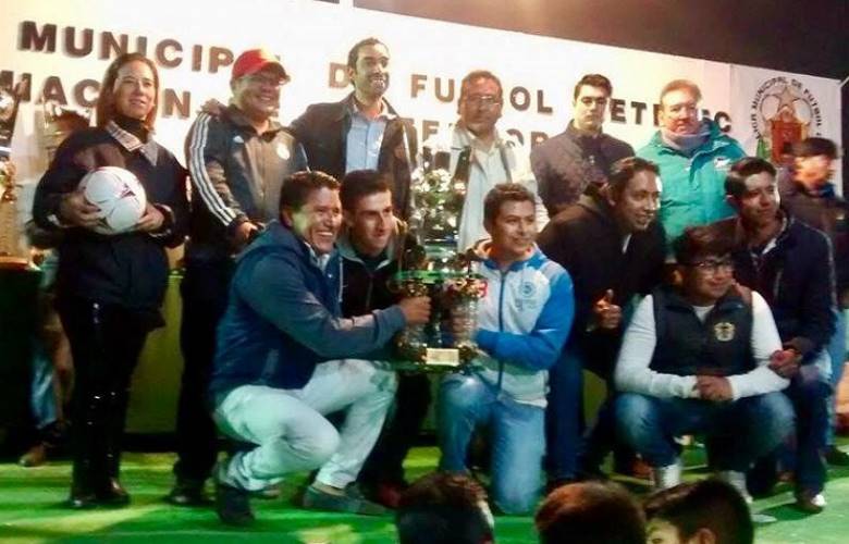 Premian a lo mejor de la liga de fútbol municipal de Metepec