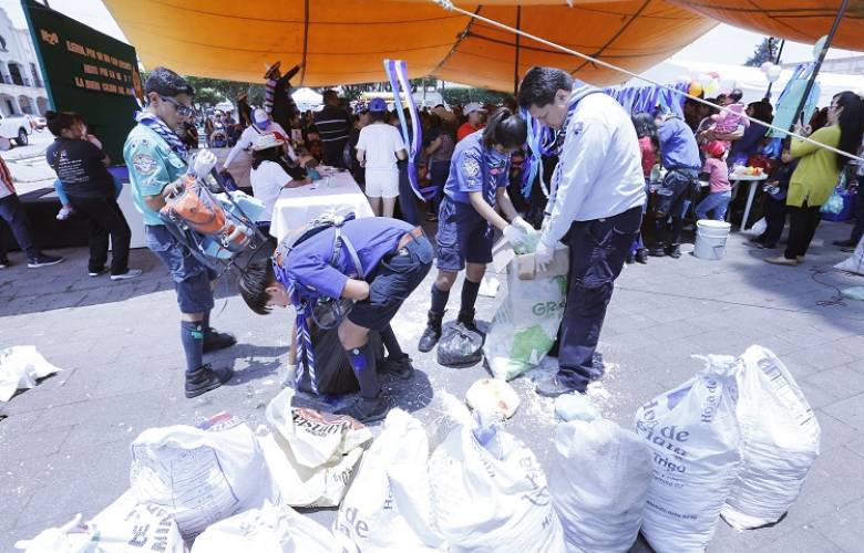 Universitarias colectan cascarón de huevo para sanear el río Lerma