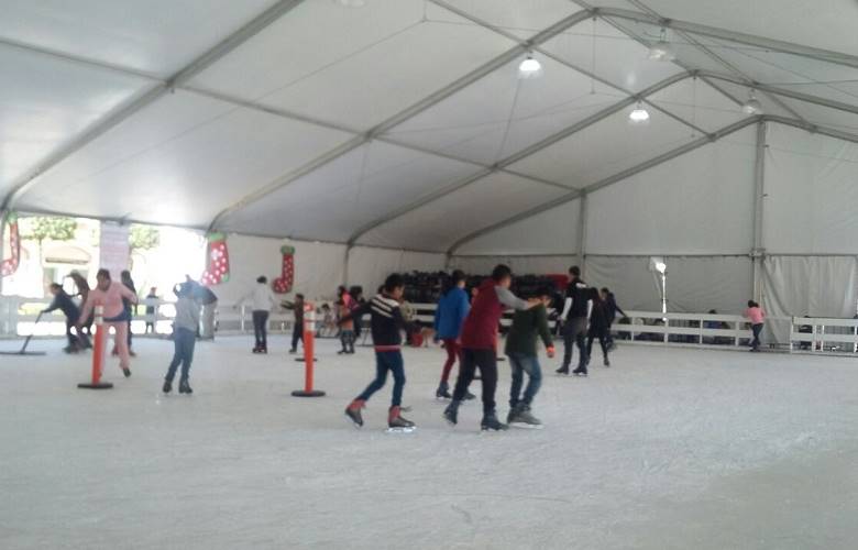 Continúa pista de hielo abierta al público, en el centro de Metepec