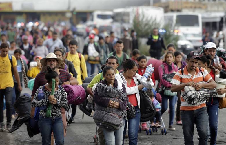 Migrantes salen de la caseta Tepotzotlán con rumbo a Querétaro