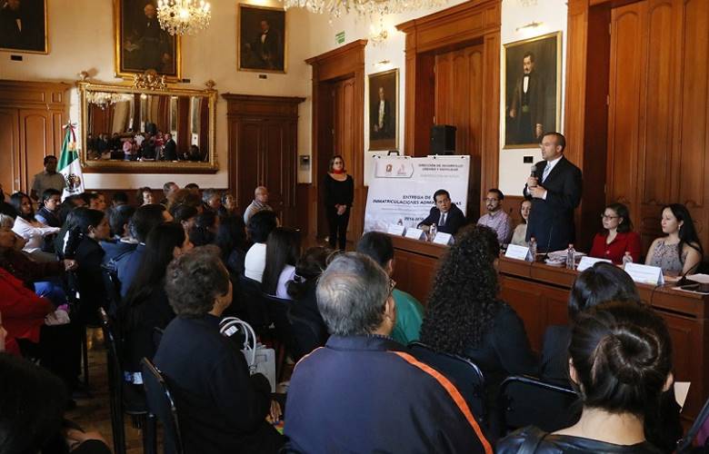 Brinda h. ayuntamiento certeza jurídica con entrega de inmatriculaciones a familias toluqueñas