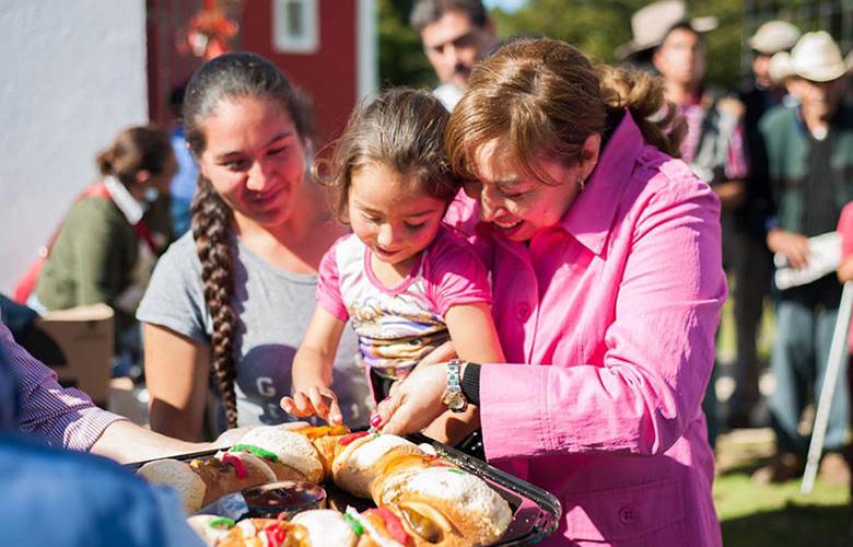 Entrega mercedes colín paquetes invernales, canastas alimentarias, juguetesy útiles escolares en Valle de Bravo