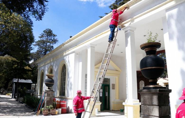 Ponen bonitos los panteones de Toluca para la celebración de los Fieles Difuntos
