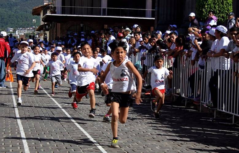 Participan más de 3 mil 600 corredores en el paseo de las almas en Valle de Bravo y Texcoco
