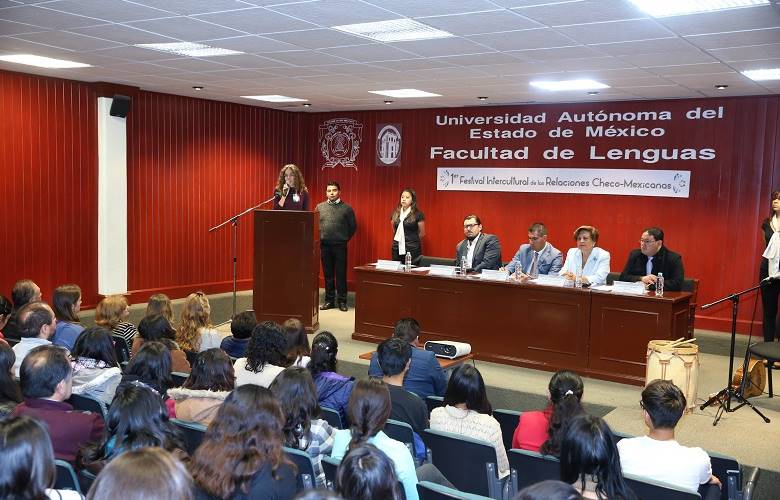 Continúan docentes del smsem procesos de formación continua