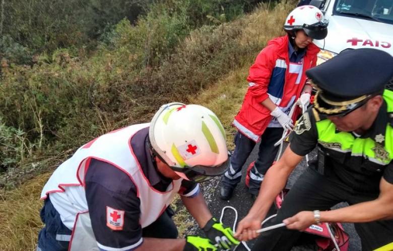Rescata Cruz Roja Mexicana mujer del fondo de un barranco