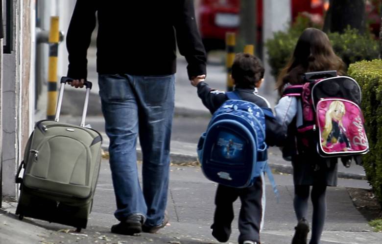 Cuidado con el exceso de peso en mochilas, podría provocar daño en niños, alerta el IMSS