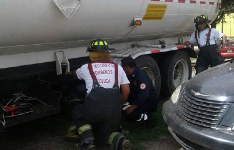 Atienden bomberos de Toluca derrame de combustible en la colonia san bernardino