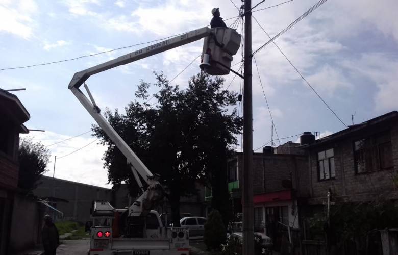 Continúan las obras de mantenimiento de alumbrado público en Toluca