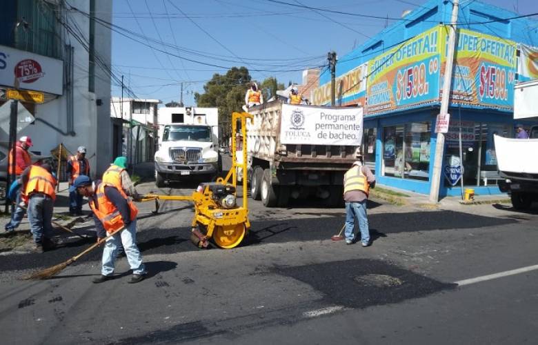 Recupera Toluca vialidades a través de obras de bacheo