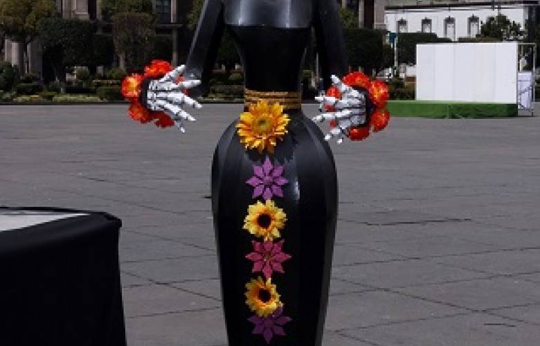 Conquistan a los toluqueños las coloridas y bellas catrinas instaladas en la Plaza de los Mártires