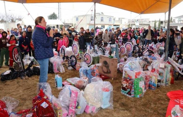 DIF Metepec llevó a menores regalos que pidieron a santa