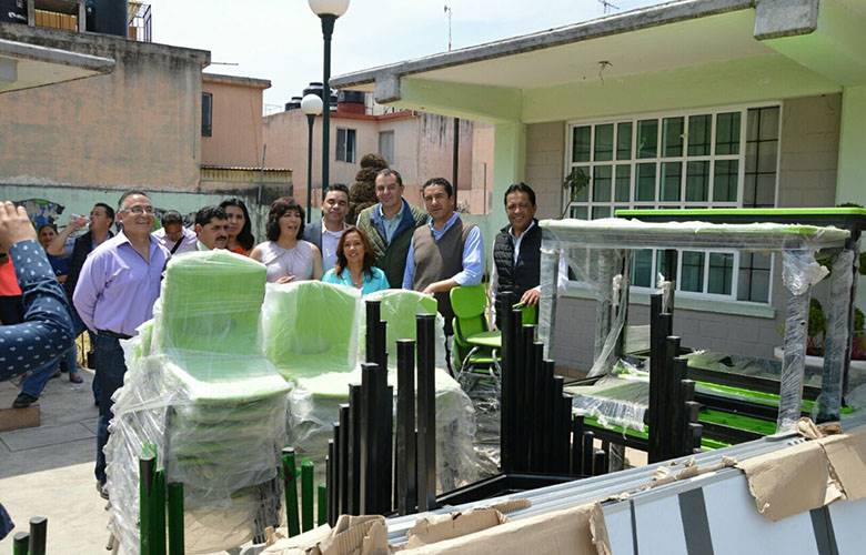 Entrega Izcalli más mobiliario escolar