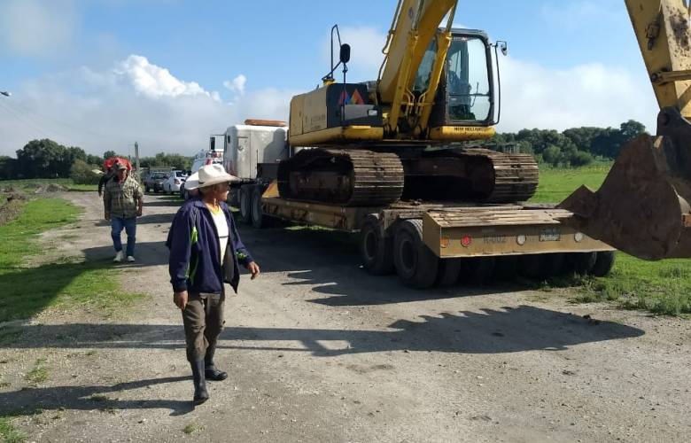 Suman personal  y maquinaria para reforzar bordo del río bóximo en Jiquipilco