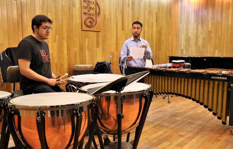 Capacita percusionista de la sinfónica de Indianápolis a estudiantes del conservatorio de música del Edoméx