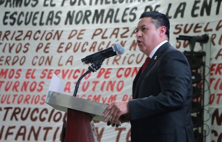 Estudiante UAEM es distinguido con presea 
