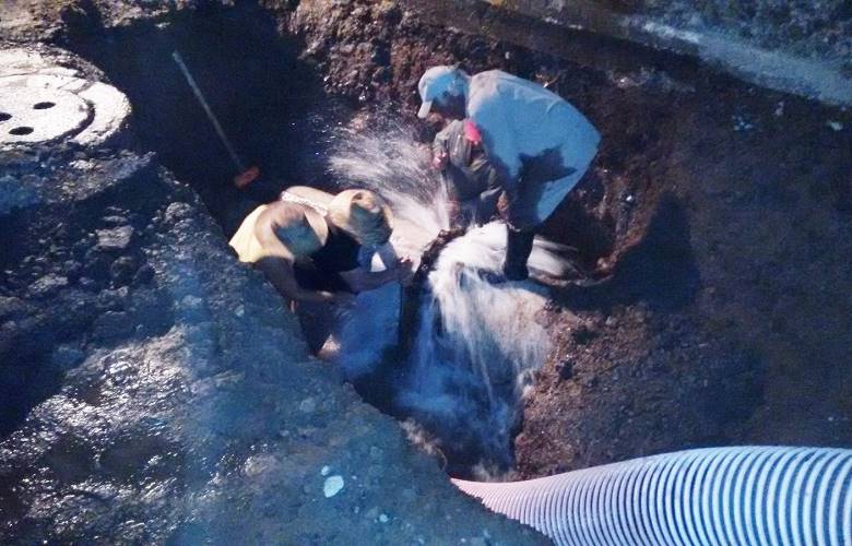 Trabaja operagua en reparación de red hidráulica