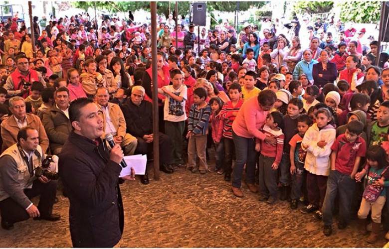 Festejan claudia díaz y cruz roa a niños de san simón de guerrero por día de reyes