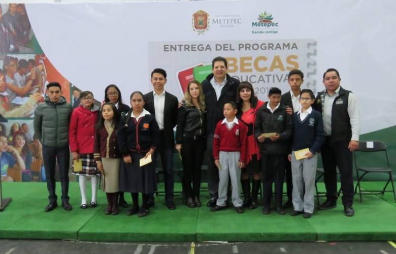 Cierra entrega de becas en Metepec con más de 12 mil beneficiados
