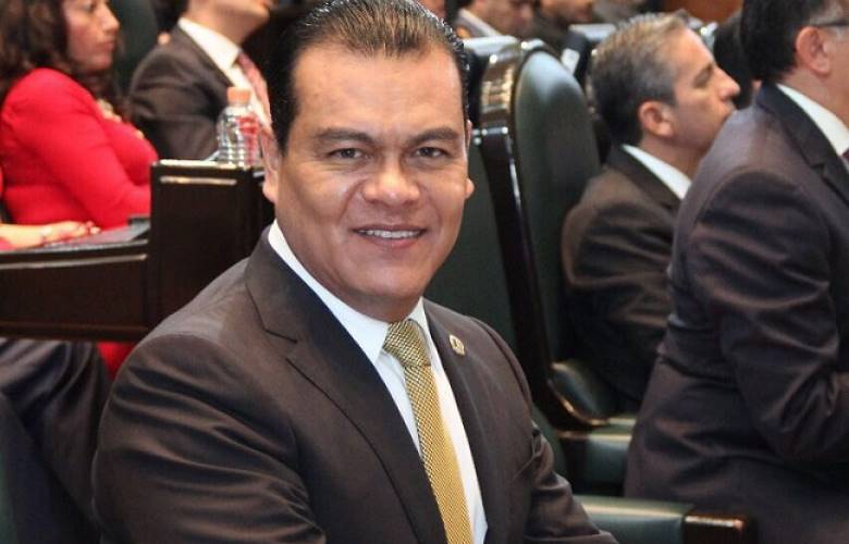 Jorge olvera entregó becas por un monto superior a 44 mil pesos
