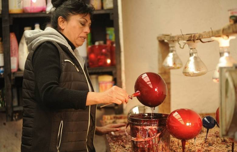 Revive artesana de El Oro tradición de esferas artesanales