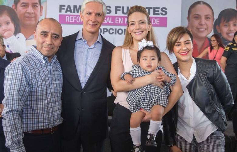 Firma Alfredo del Mazo ley de familias fuertes