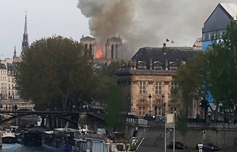 Se registra incendio en la Catedral Notre Dame, París
