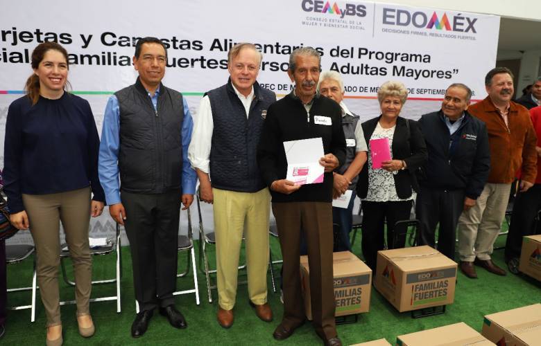 Entregan apoyos del programa Familias fuertes a personas mayores