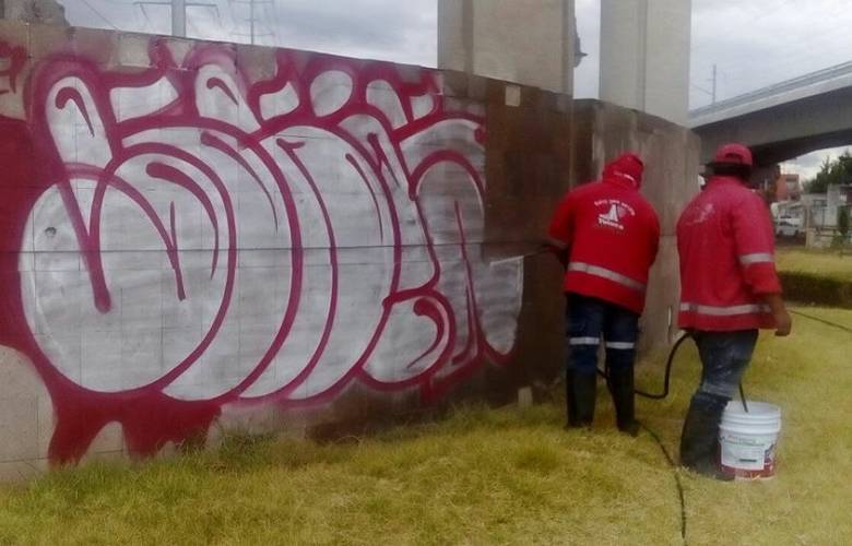 Mejora Toluca la imagen urbana con limpieza y retiro de grafiti en monumentos