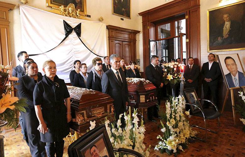 Despiden cientos de personas a cuarto regidor bernardo bernabé navarrete y esposa