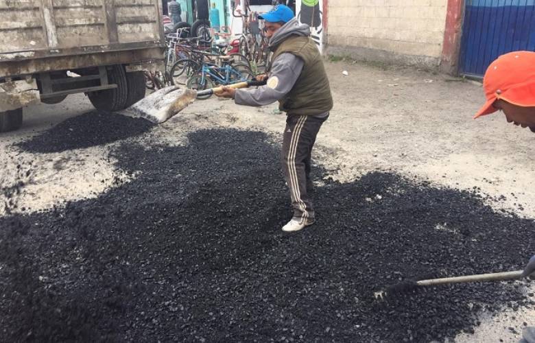 Refuerzan en Toluca trabajos de bacheo en distintas delegaciones