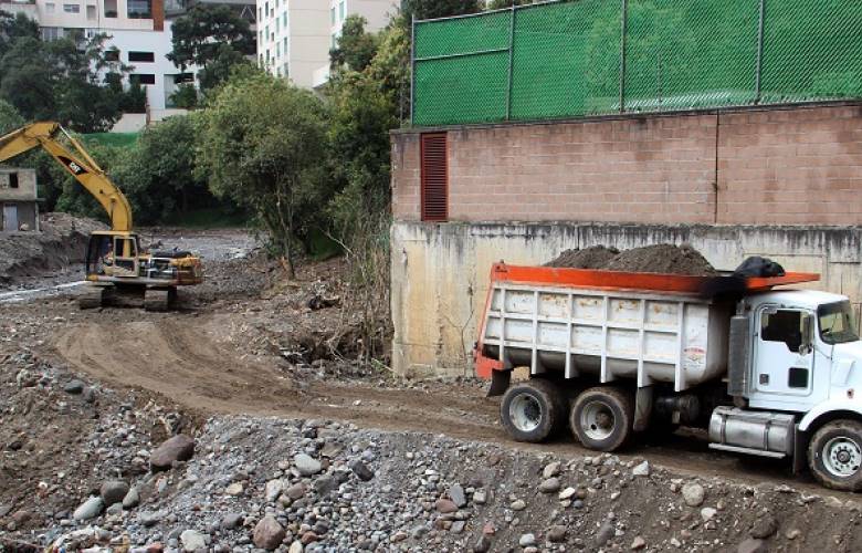Entrega víctor estrada reconocimientos a egresados