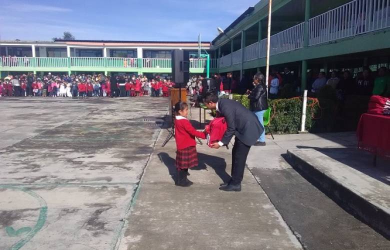 Reciben maestros estatales a millones de alumnos en regreso a clases