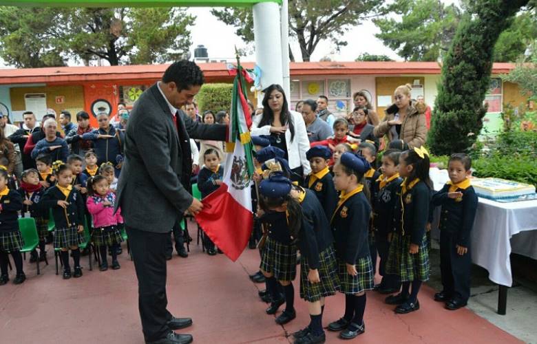 Inaugura Víctor Estrada arcotecho en sec. Manuel Gutiérrez Nájera