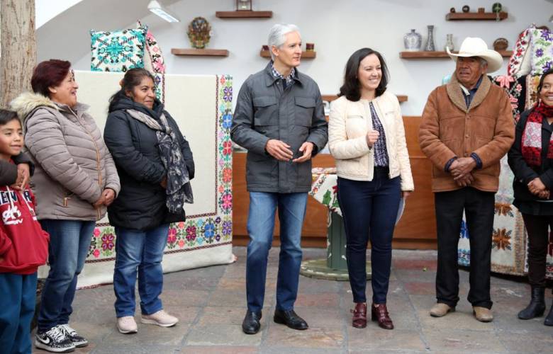  Entregan piezas de lana y paquetes invernales a 6 mil artesanos mexiquenses