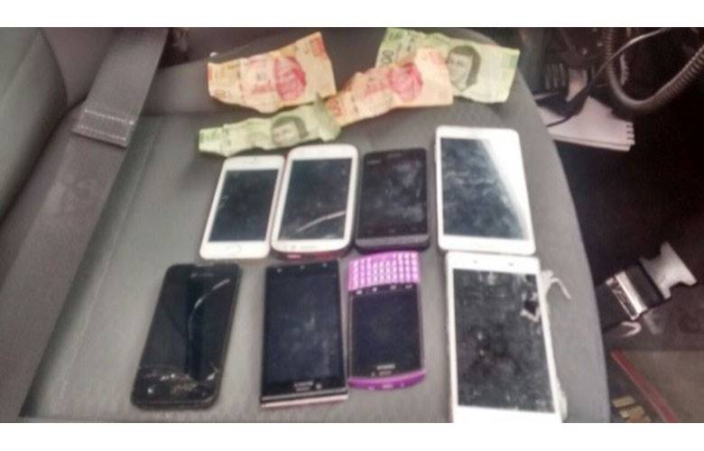 Aprehende policía de Toluca a 2 sujetos por robo, uno en cacalomacán y otro en valle verde