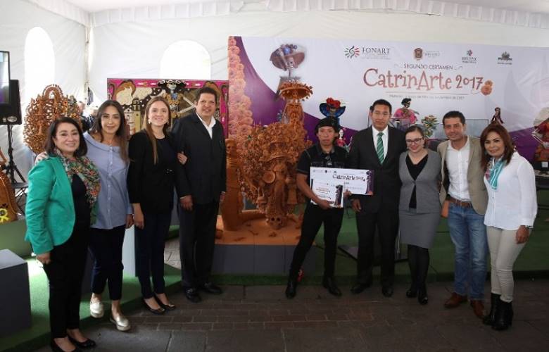 Presume Metepec obras de arte en premiación  de certamen artesanal