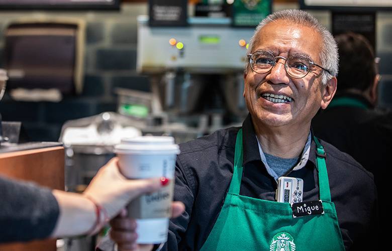 Inaugura Starbucks su primera cafetería atendida por adultos mayores en México