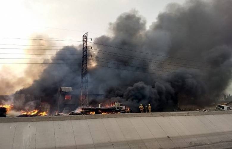 Incendio de pastizales llega hasta vehículos en Tultitlán