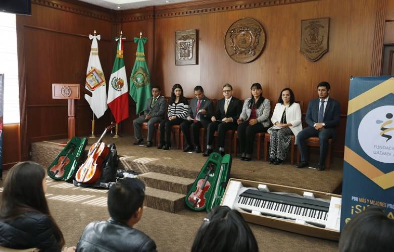 Entregó Fundación UAEMéx apoyos económicos a 70 estudiantes UAEM