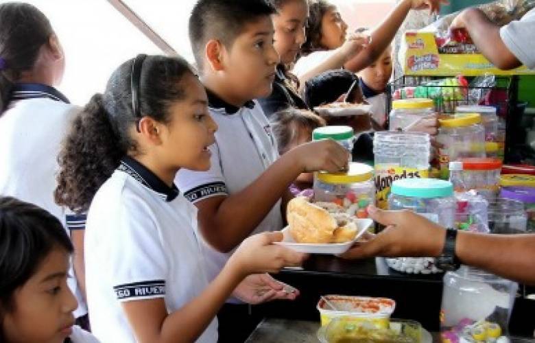 En México prevalece el sobrepeso y la obesidad por consumo de bebidas dulces en escuelas