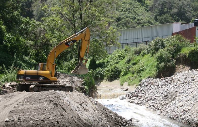 Huixquilucan continúa trabajos de desazolve en la coyotera 