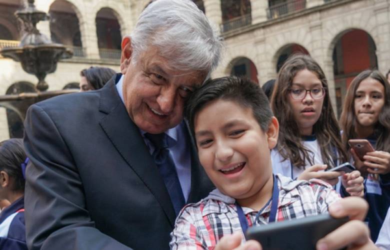 Celebra AMLO a niños en Palacio Nacional