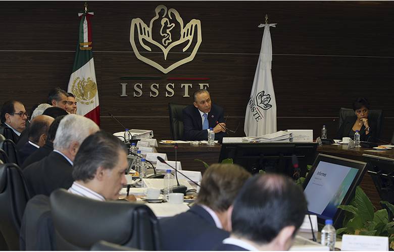 La universalización de servicios de salud no significa cambiar de institución ni privatizar
