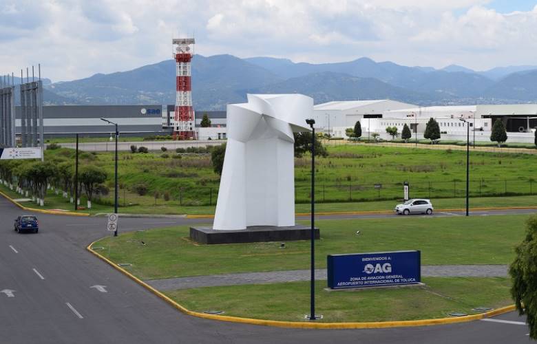 Inaugura aeropuerto internacional de Toluca escultura