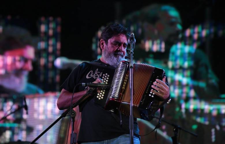Disfrutan a Celso Piña en el festival de las almas