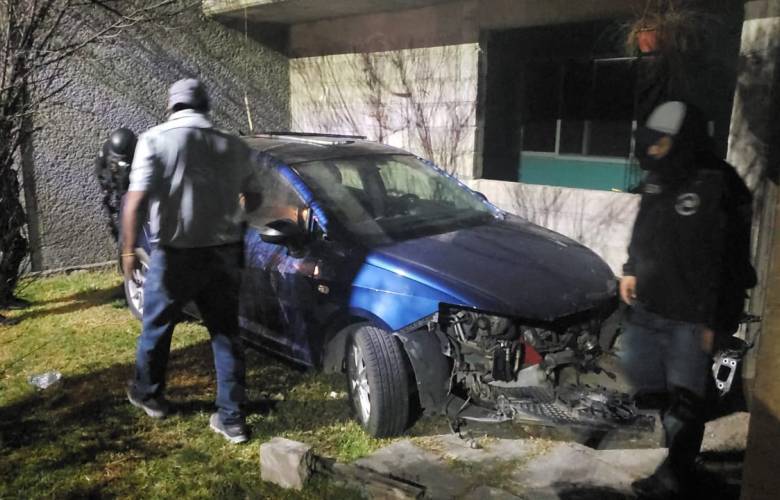 Catean dos inmuebles y aseguran vehículos y estupefacientes