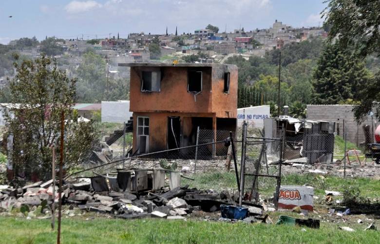 Explotan cuatro polvorines en Tultepec 
