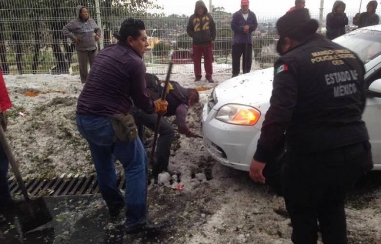 En Toluca diversas afectaciones resultado de fuerte lluvia con granizo